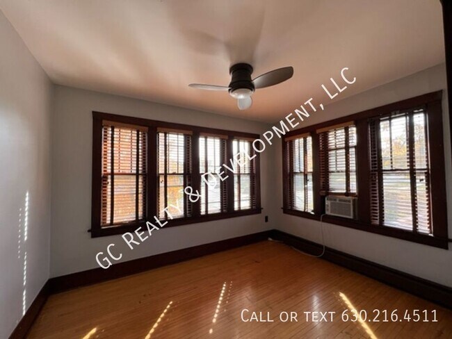 Building Photo - ***SPACIOUS 2ND FLOOR UNIT / 2 BR - 1 BTH ...