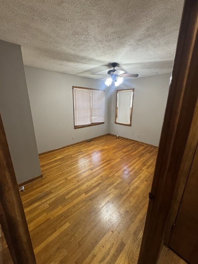 Building Photo - 611 Maple Ave