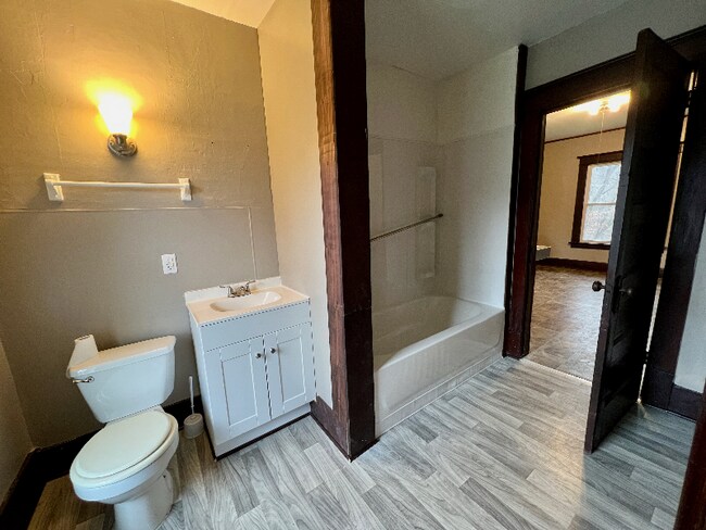 Building Photo - 33 Crescent Ave