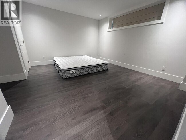 Photo du bâtiment - Ground Floor-12XX FULTON AVENUE