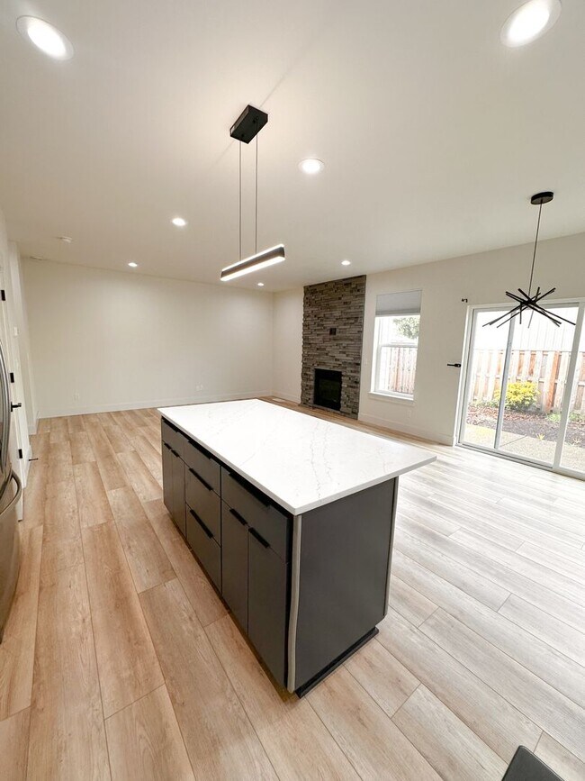 Building Photo - Newly Built Luxury Duplex in Keizer