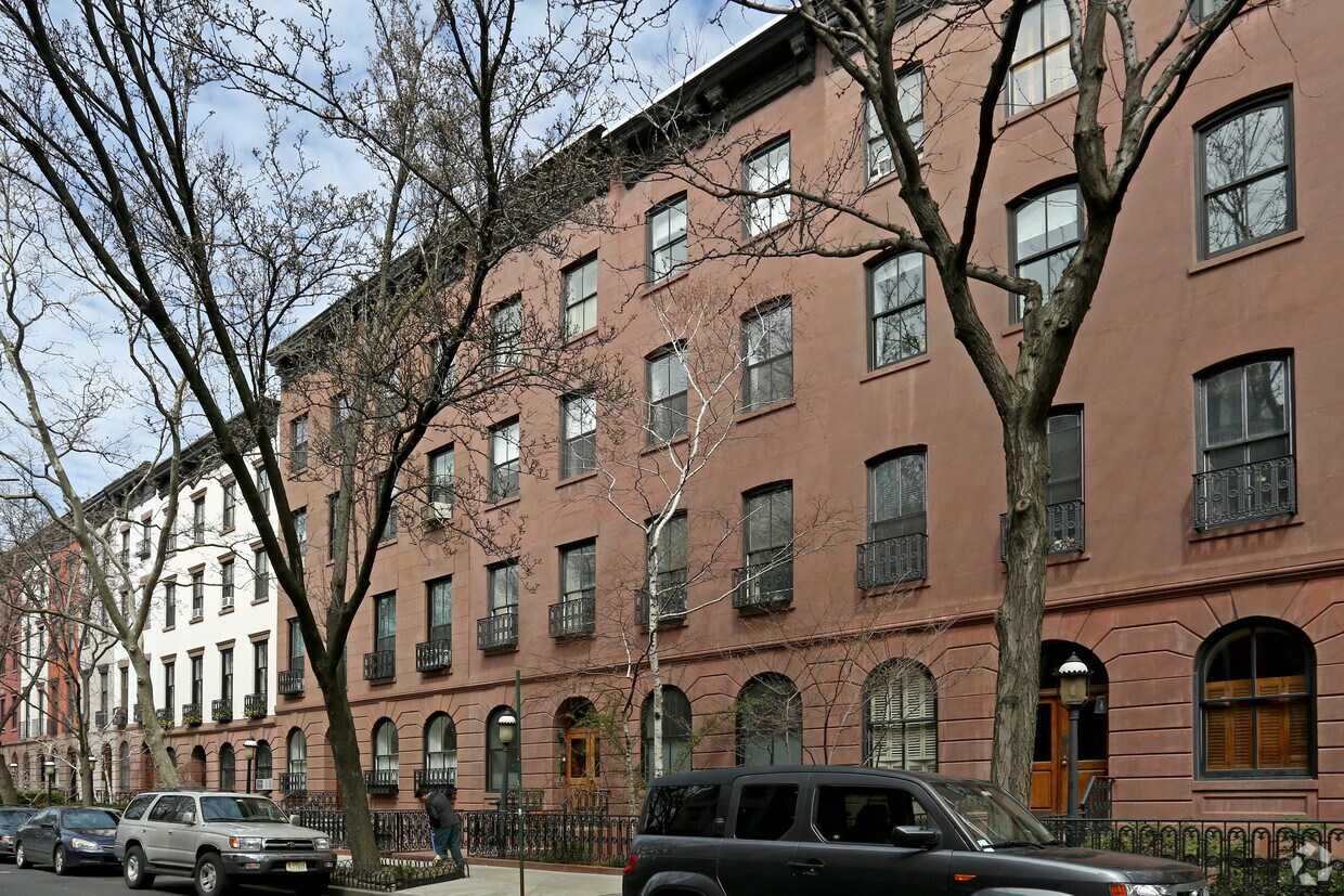 Building Photo - 467 W 22nd St