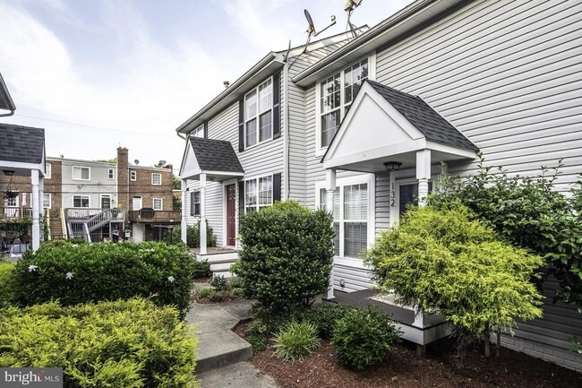 Building Photo - 132 E Glebe Rd