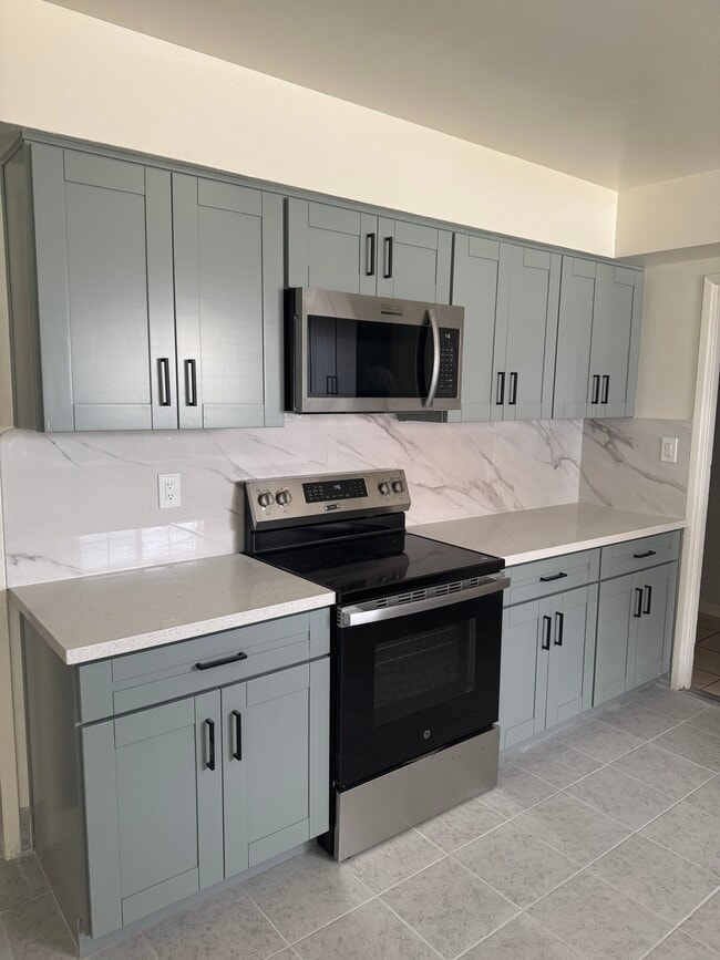Kitchen/Range - 5805 Alta Vista Ave