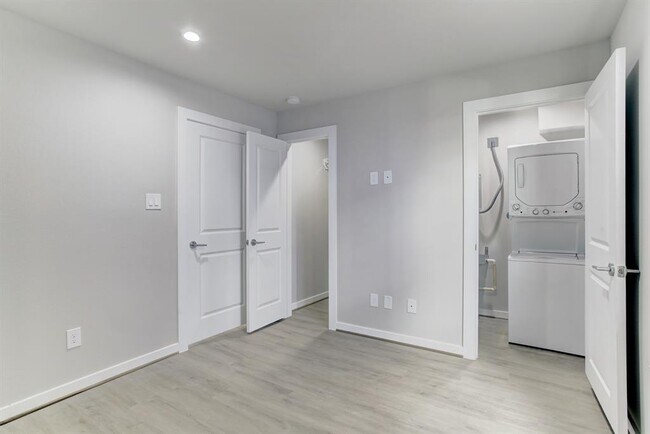 Foto del edificio - 645 E 11th 1/2 St