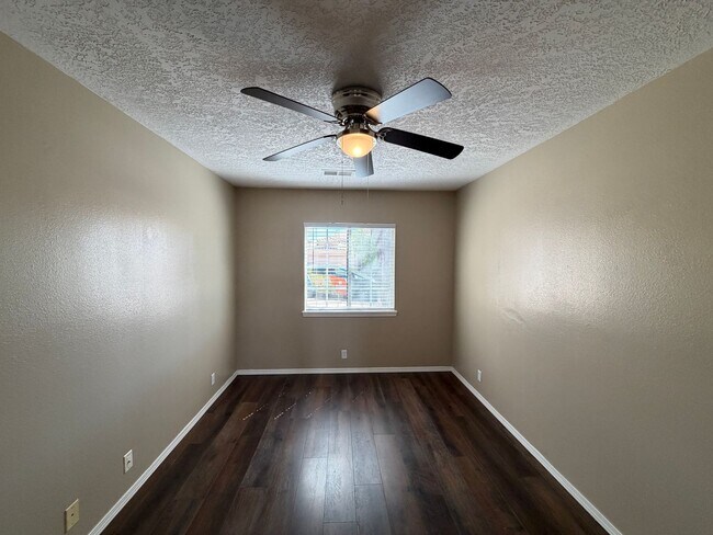 Foto del edificio - 10527 Brookline Pl NW