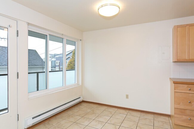 Building Photo - 1020 5th Ave N