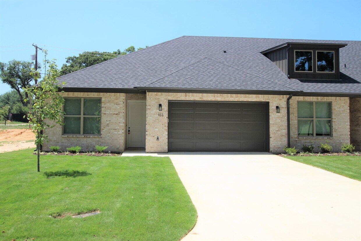 Primary Photo - Coming Soon! 3 Bedroom 2 Bathroom in South...
