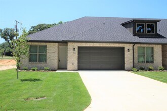 Building Photo - 2408 Henshaw Crk Dr