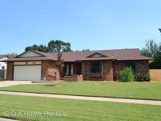 Primary Photo - 1442 N Stoney Point St
