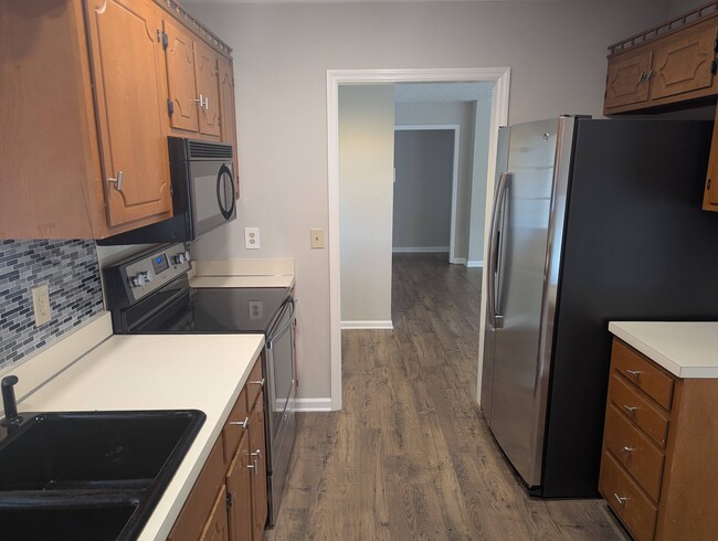 Foto del edificio - 1403 Cedardale Ct