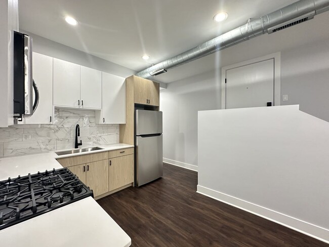 Building Photo - 2149 W Wilson Ave