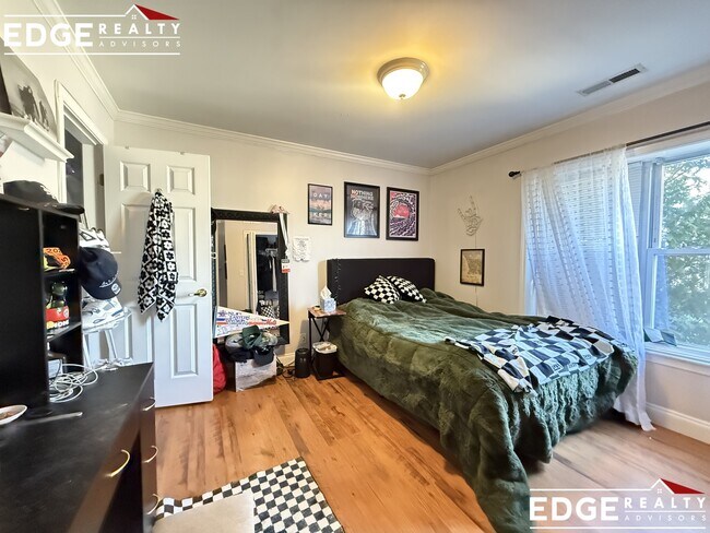 Building Photo - 140 Newton St