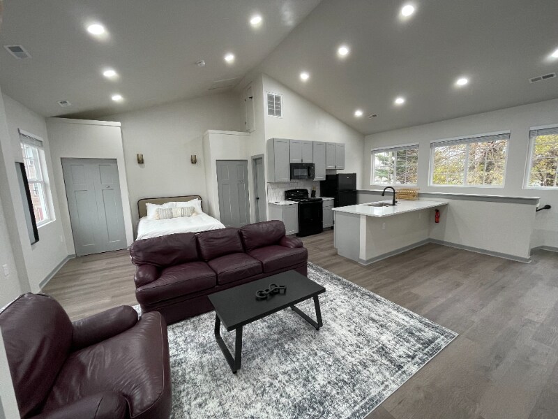 Foto principal - 2253 N Kenwood Ave