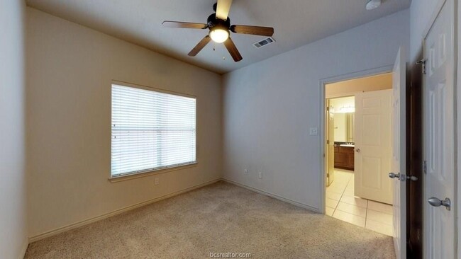 Building Photo - 4 bed 4 bath condo for less than $500 per ...