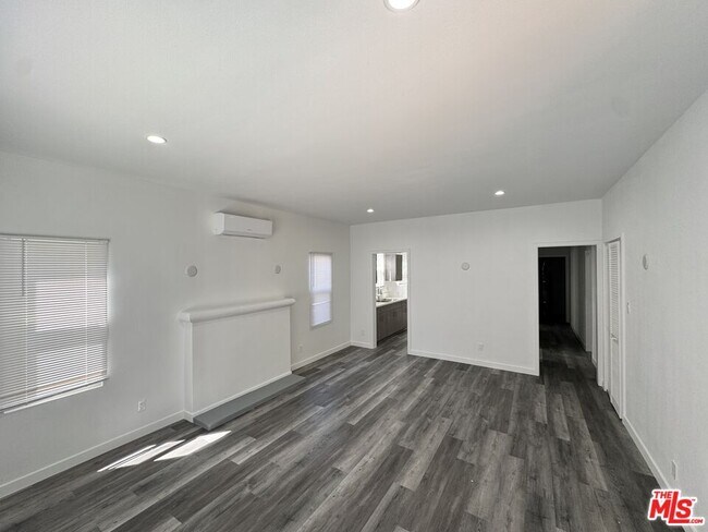 Foto del edificio - 1941 S Bedford St