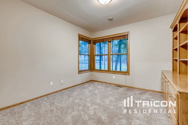 Building Photo - 8915 Umbria Pl N