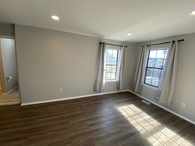 Primary bedroom - 434 Oak Knoll Dr