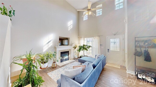 Building Photo - 447 Fawnbrook Ln