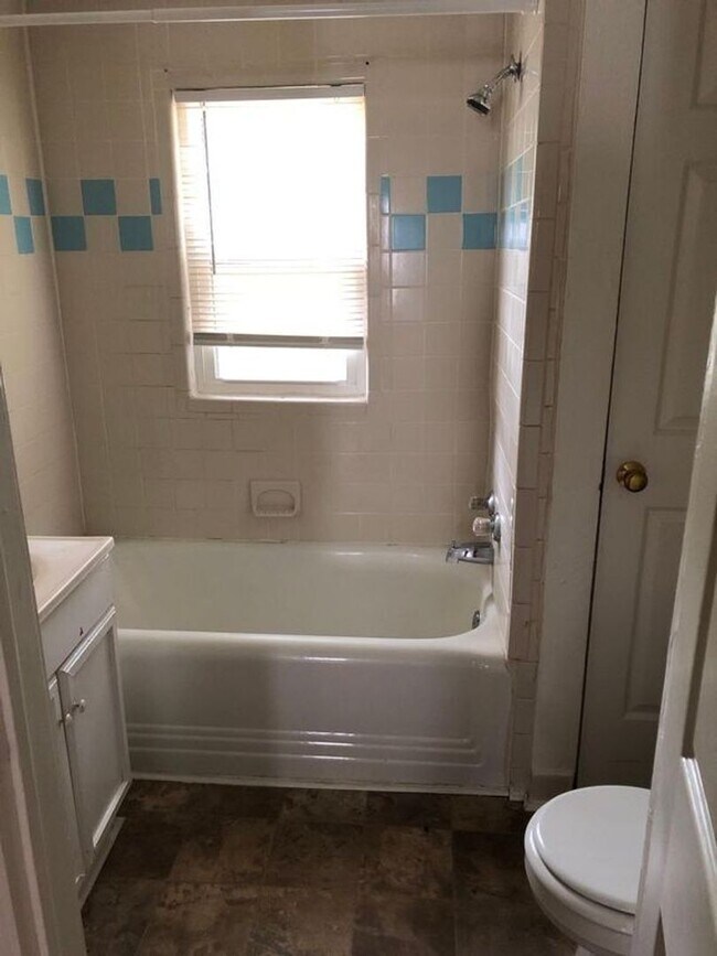 Foto del edificio - Conveniently Located Charming 2-bedroom 1-...