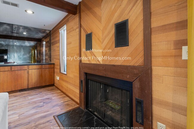 Building Photo - Stylish 4-Bedroom Home in Gladstone: Where...
