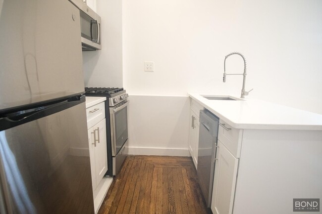 Building Photo - 45 Tiemann Pl