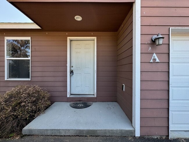Building Photo - Sathern Duplex