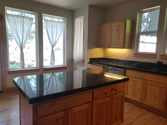 Foto del edificio - Charming 3x2.5 Modern Craftsman Home in NW...