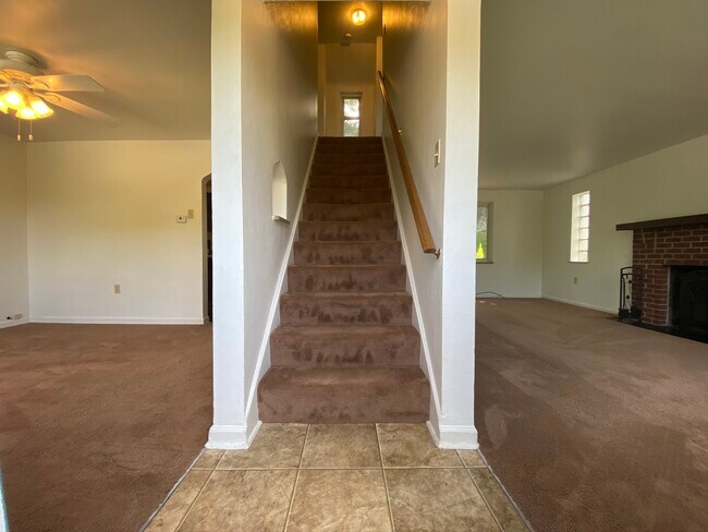 Entrada - 4443 Clairton Blvd