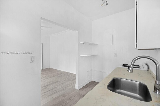 Building Photo - 2822 Pine Tree Dr