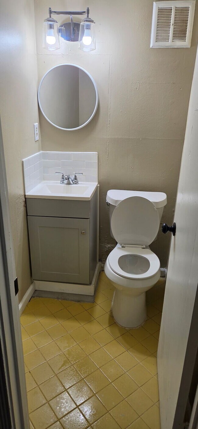 Foto del edificio - Two Bedroom Home, Recently Renovated