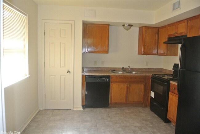 Building Photo - 1801 Labette Manor Dr