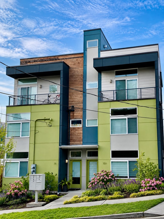 Building Photo - 709 18th Ave S
