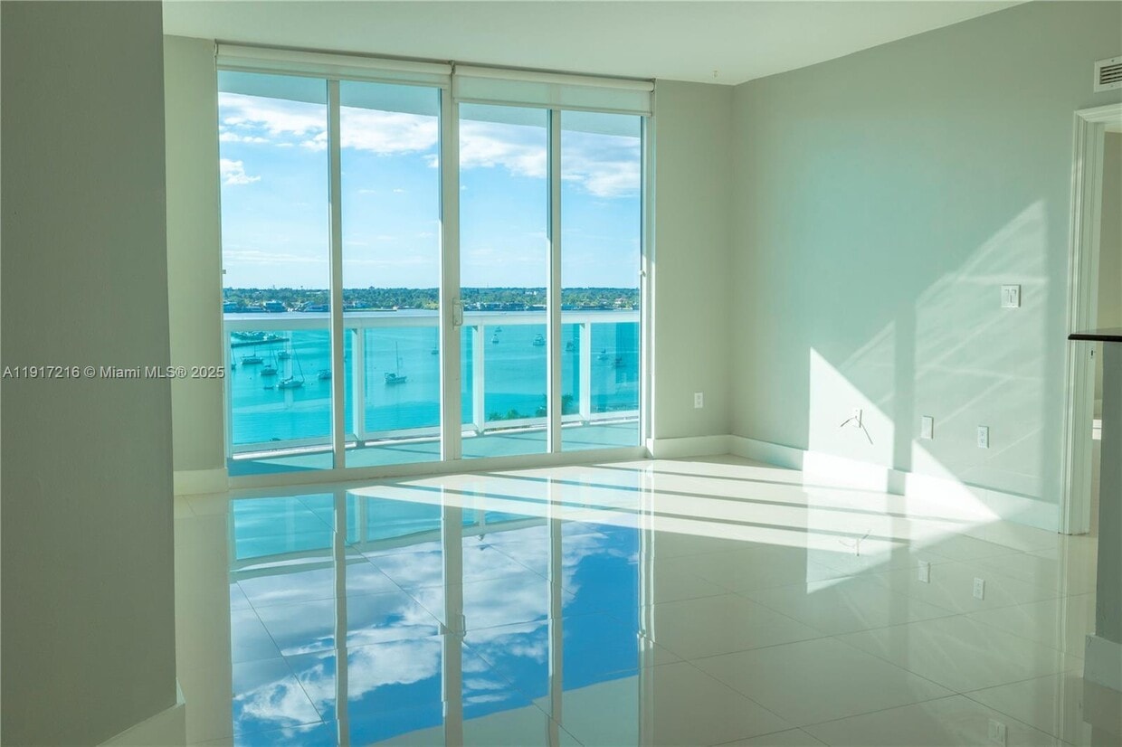 Foto principal - 7900 Harbor Island Dr