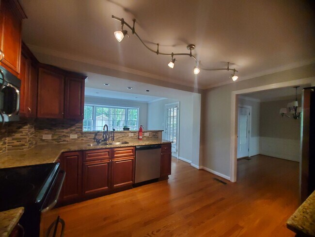 Building Photo - 2721 Huntington Rd