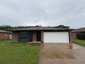 Building Photo - 3005 Thoroughbred Dr