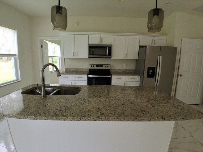 Building Photo - Stunning 4BR/2BA Home with Modern Upgrades...