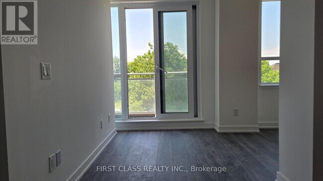 Photo du bâtiment - 8888-8888 Yonge St