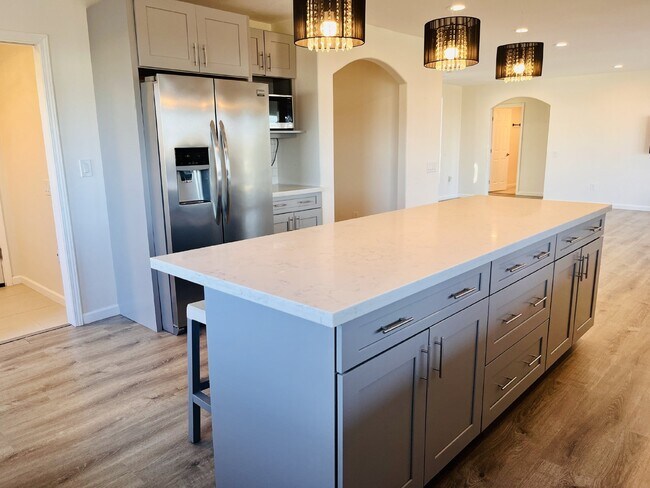 Foto del edificio - Gorgeous 3 bd, 2.5 ba on 1 acre