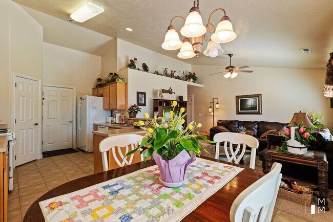 Building Photo - 3 bed, 2 Bath Twin Home in Southern View