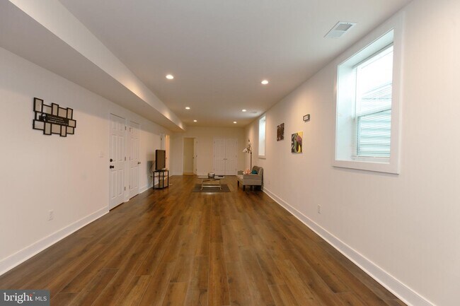 Foto del edificio - 5705 Crestwood Pl