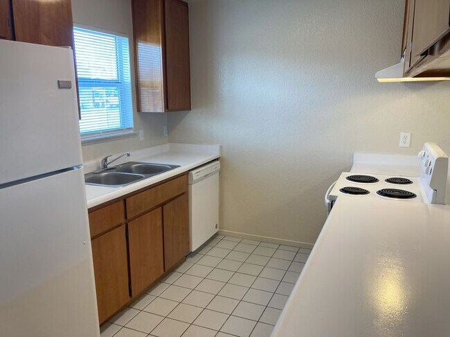 Foto del edificio - 3 Bedroom 2 Bath Townhouse New Carpet