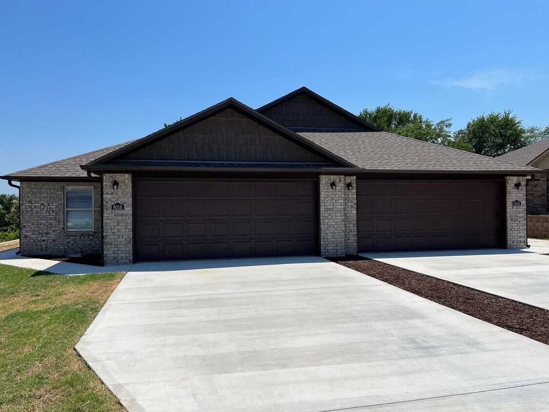 Foto principal - 9016-9018 Sandra Way