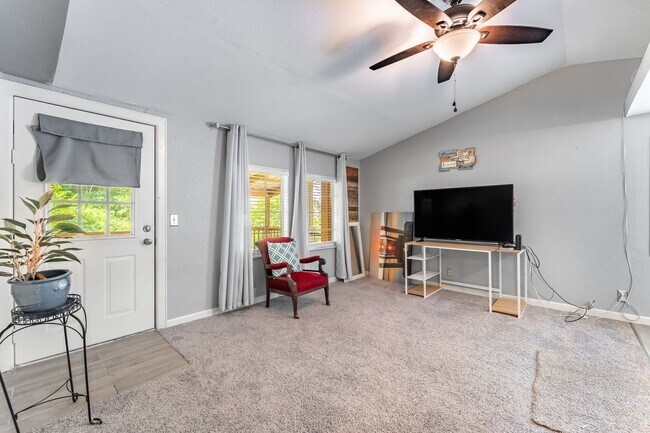 Foto del edificio - Cozy 2-Bedroom Retreat Near the Lake in Lowell