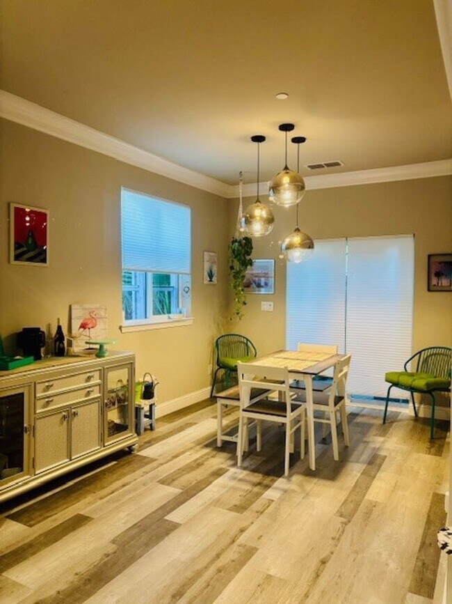 Building Photo - *MOVE IN SPECIAL ~ $500 OFF FIRST MONTHS R...