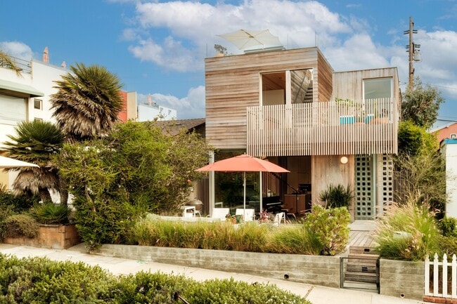 Photo - 260 31st St House