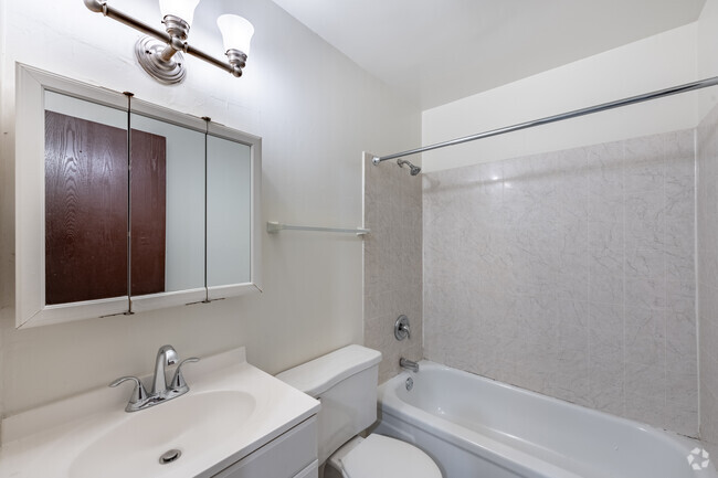 2BR, 2BA DE BAÑO, 750SF - Baño - 2122 Grand Ave S