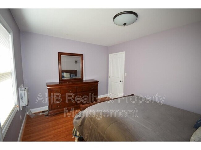 Building Photo - 127 Brooks St