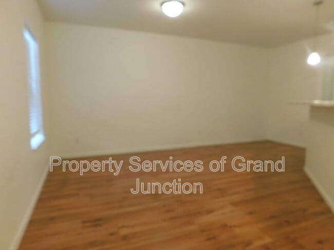 Building Photo - 621 Zenith Ln