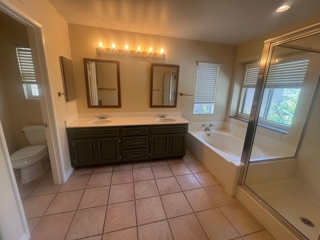 Building Photo - Beautiful 3-Bedroom Home with Covered Patio in Valencia!
